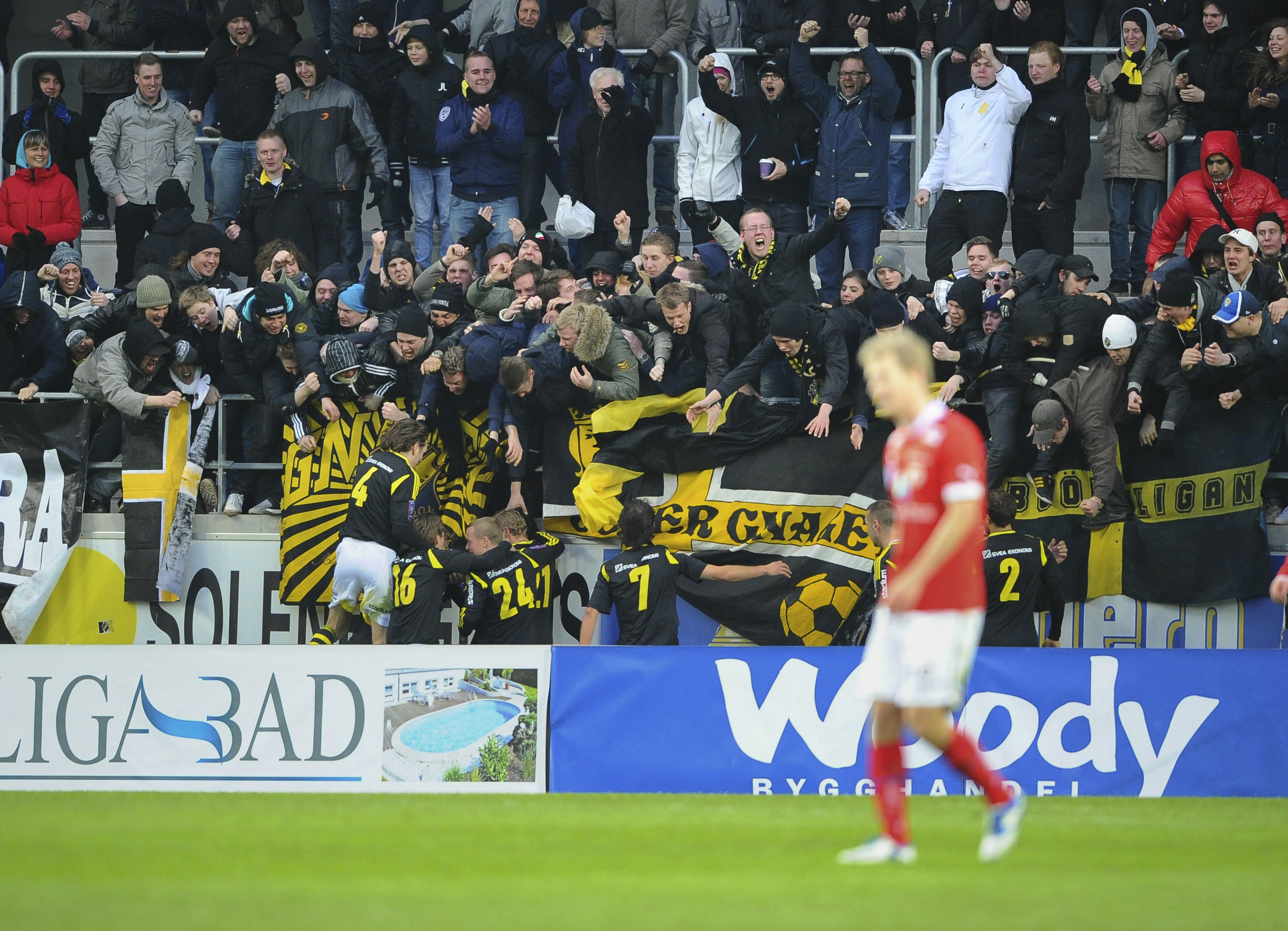 AIK-spelarna firade med fansen. 
