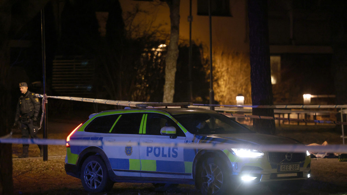 En stor polisinsats efter att en man har skjutits till döds i Bredäng i södra Stockholm under torsdagskvällen.