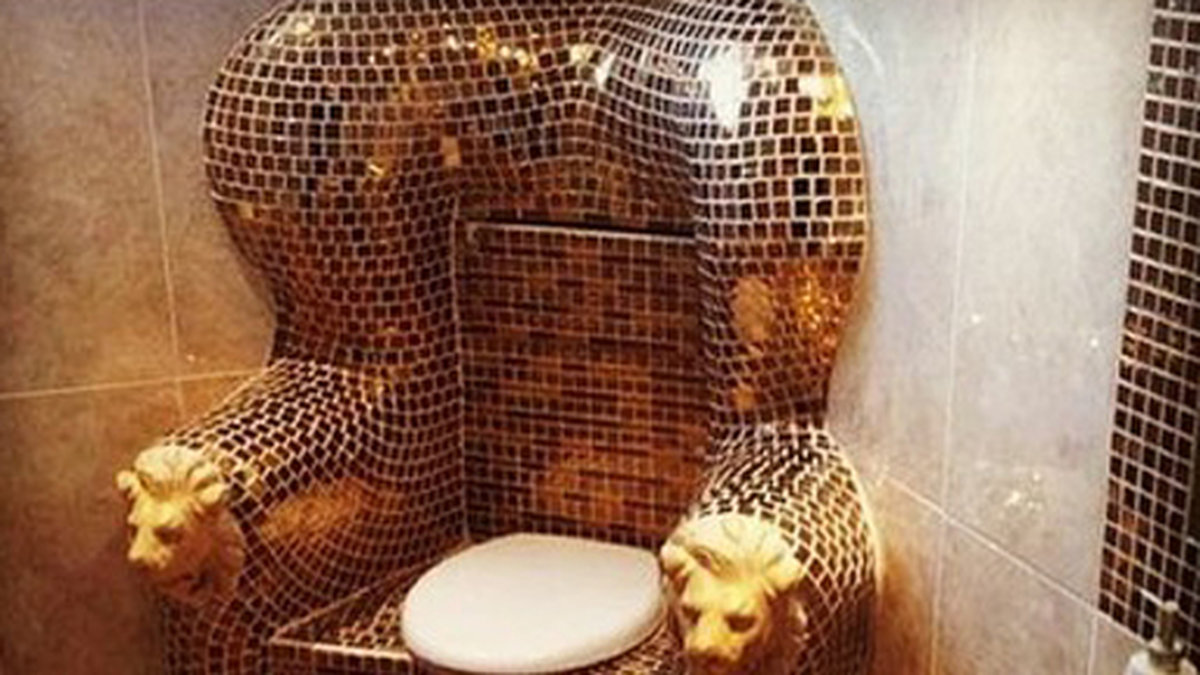 En toalett av guld om andan faller på. 