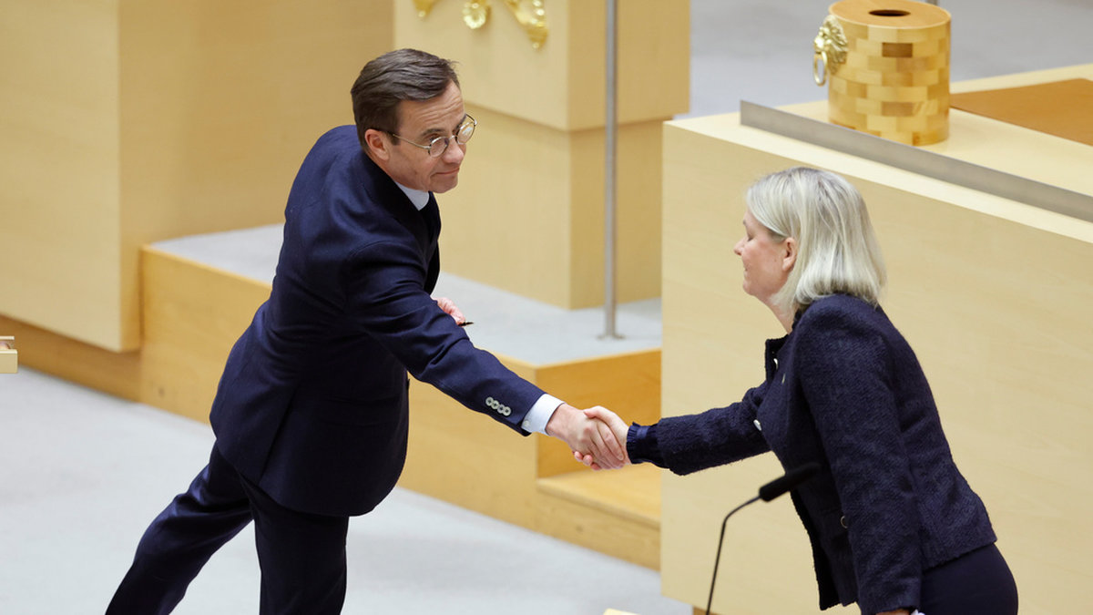 Statsministern och Moderaternas partiledare Ulf Kristersson skakar hand under en riksdagsdebatt med Socialdemokraternas partiledare Magdalena Andersson. Arkivbild.