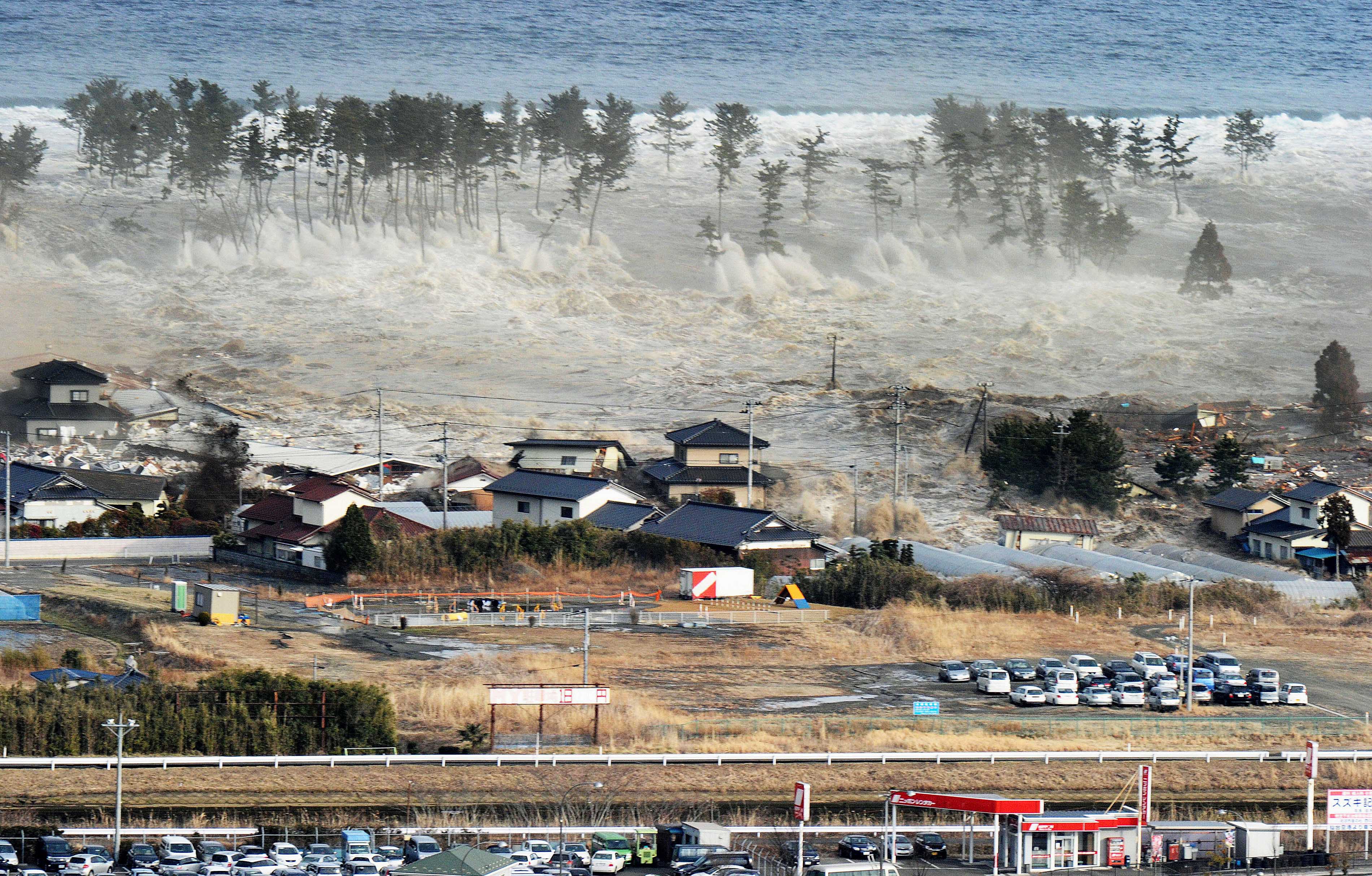 Myndigheter gick direkt ut med en varning om en gigantisk tsunamivåg. Den träffade japanska kusten i närheten av skalvet klockan 15.00. Myndigheter gick direkt ut med en varning om en gigantisk tsunamivåg. Den träffade japanska kusten i närheten av skalvet klockan 15.00.