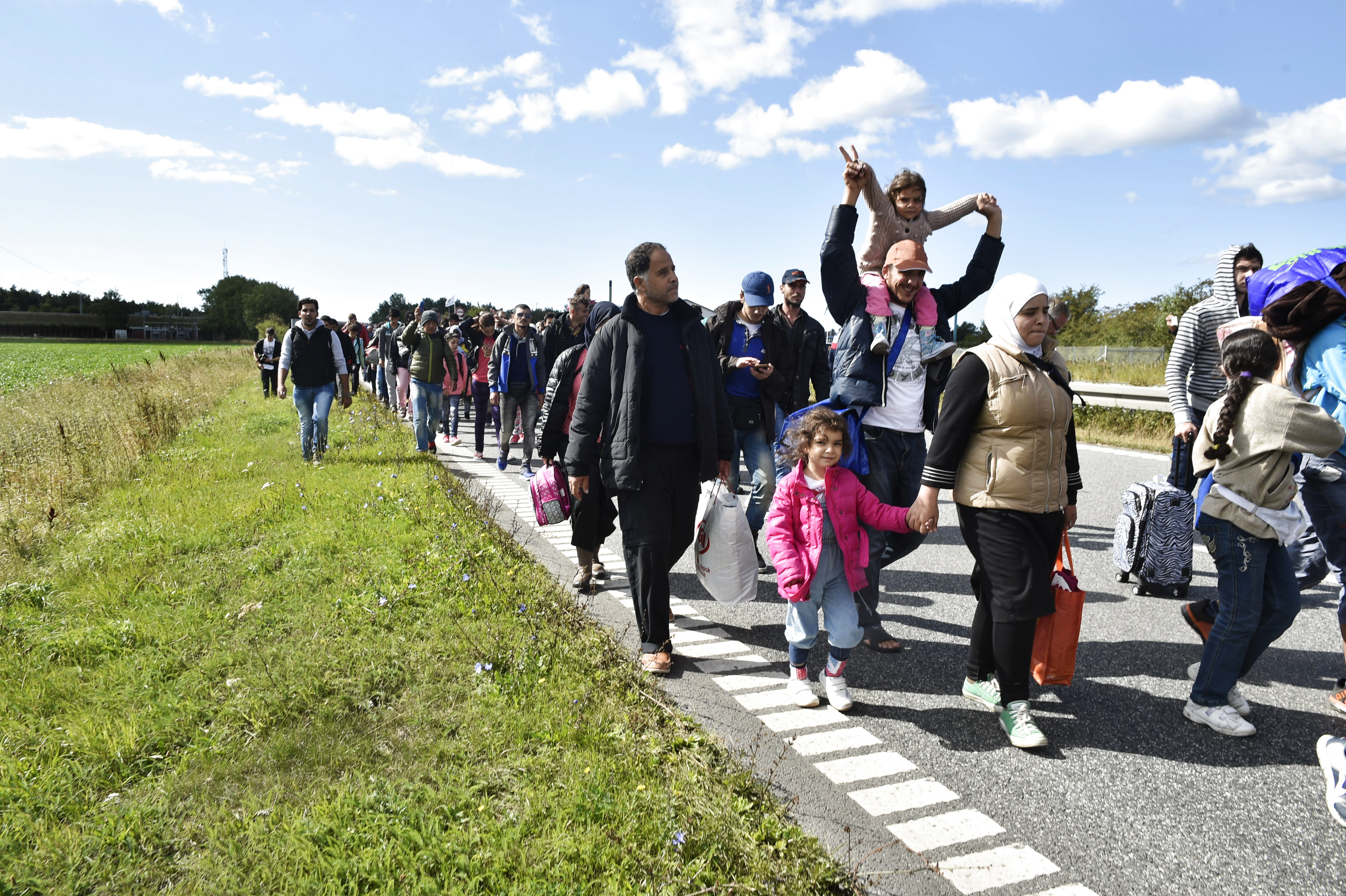 Flyktingar på väg till Sverige.