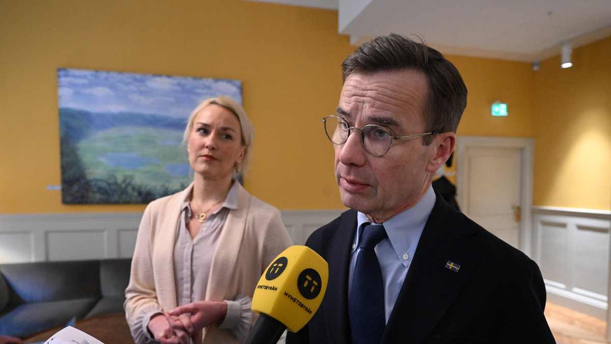 Statsminister Ulf Kristersson (M) intervjuas efter sitt möte med kvinnojoursorganisationen Unizons ordförande Olga Persson (tv).