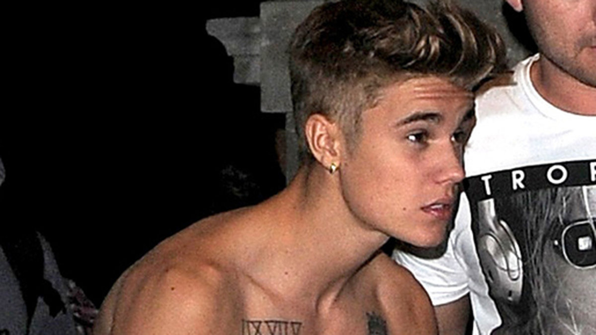 Det började redan i februari 2013. Då anlände Justin Bieber till sitt hotell i London i bar överkropp.