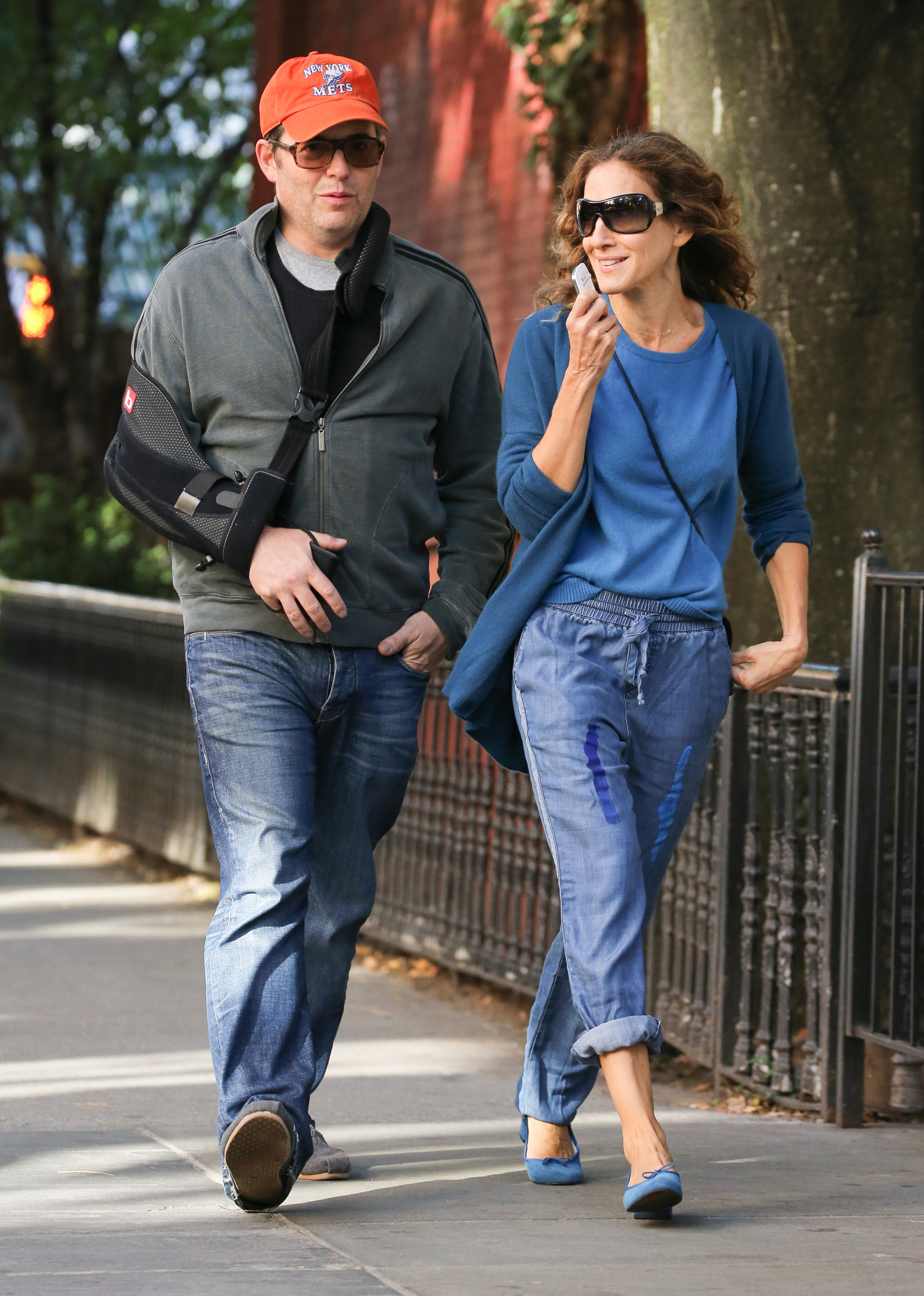 Sarah Jessica Parker på promenad med skådespelaren Matthew Broderick. Båda i promenadvänliga kläder. Sarah Jessica Parker på promenad med skådespelaren Matthew Broderick. Båda i promenadvänliga kläder.