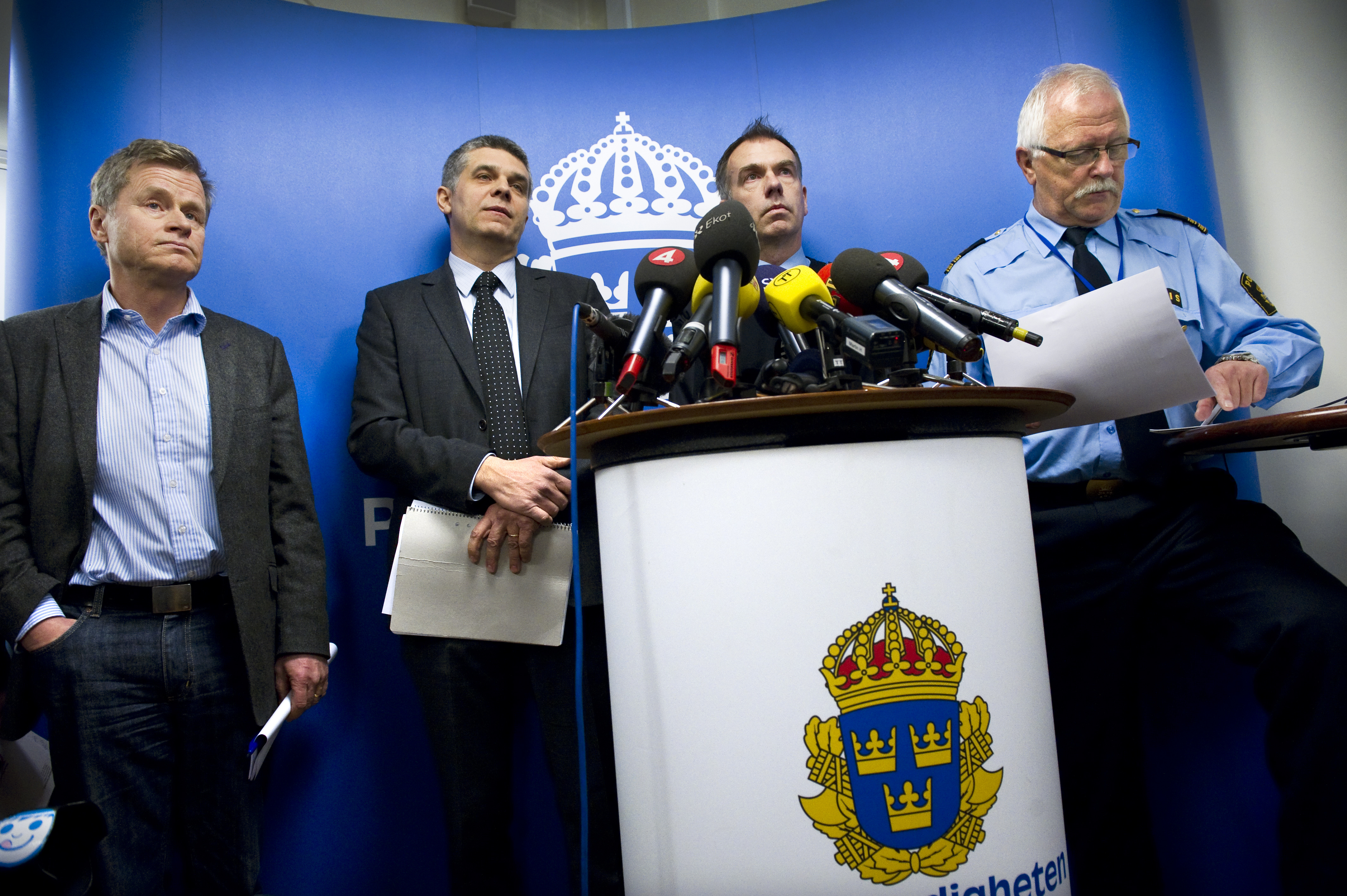 Anders Thornberg (tvåa från vänster) från Säpo säger att det för närvarande inte finns några bevis för att julruschbombaren...