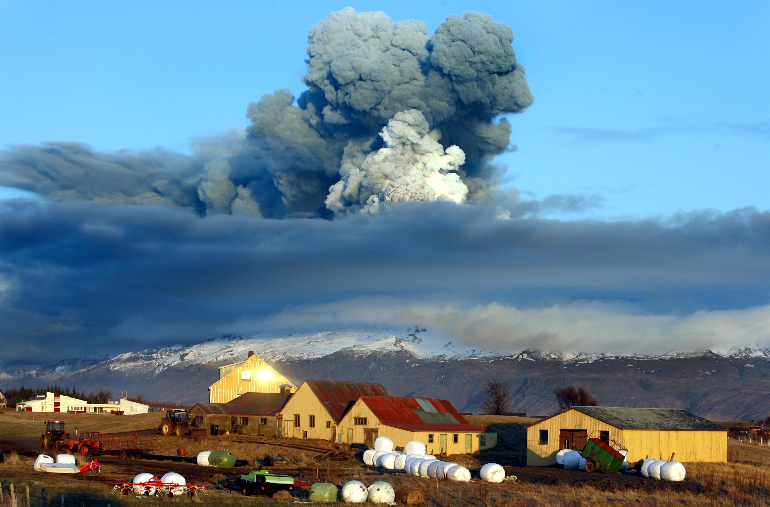 16/4/2010. Askan väller ut ur isländska vulkanen Eyjafjallajökull. Flygkaos uppstår. Vissa talar om att askmolnet som bildas kan ligga kvar i många tiotals år. Så blir det dock inte.