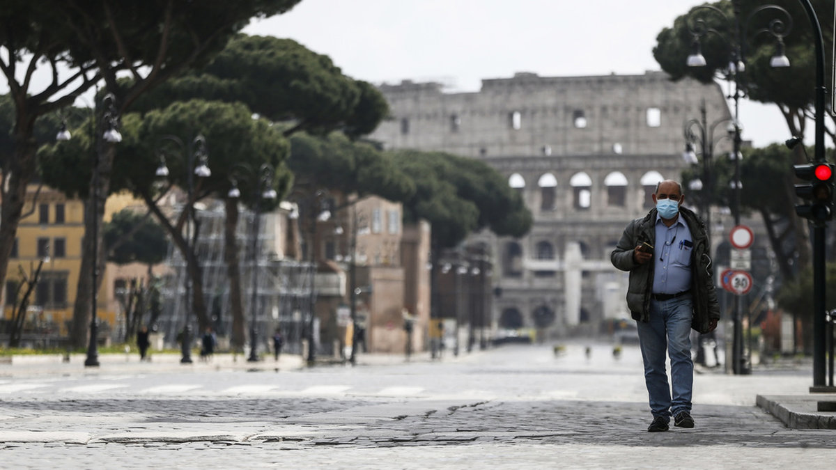 Ödsligt på gatan framför Colosseum i ett nedstängt Rom i mars 2020.