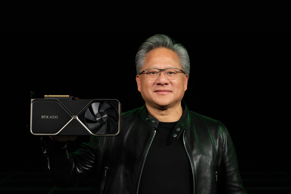 Nvidias vd Jensen Huang visar upp bolagets mest avancerade grafikprocessor.