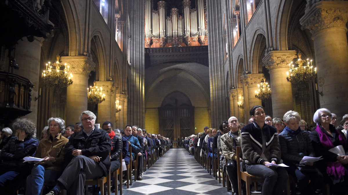 Människor samlas i Notre-Dame Cathedral för att hedra offren