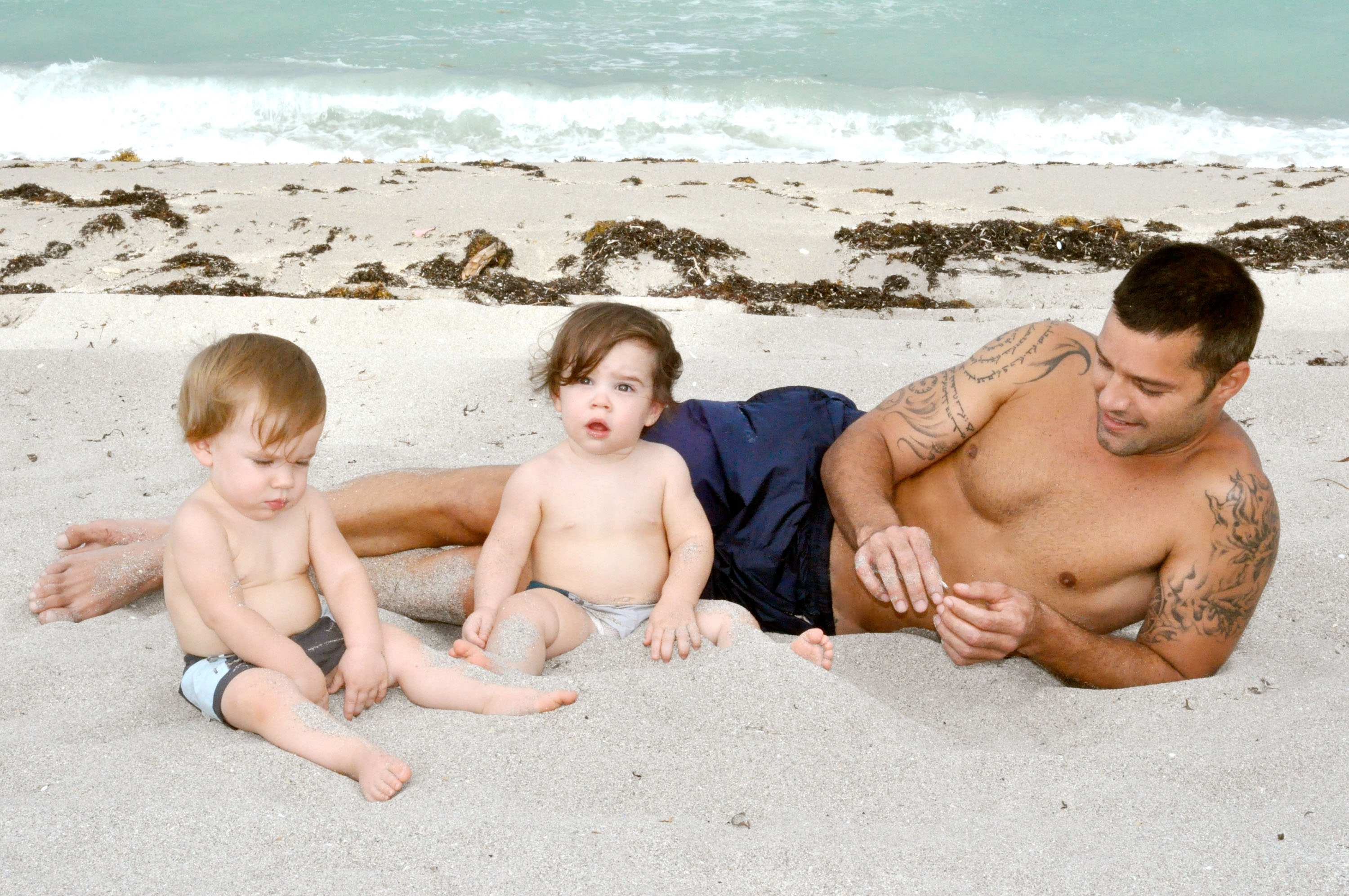 Ricky Martin med sina två söner.
