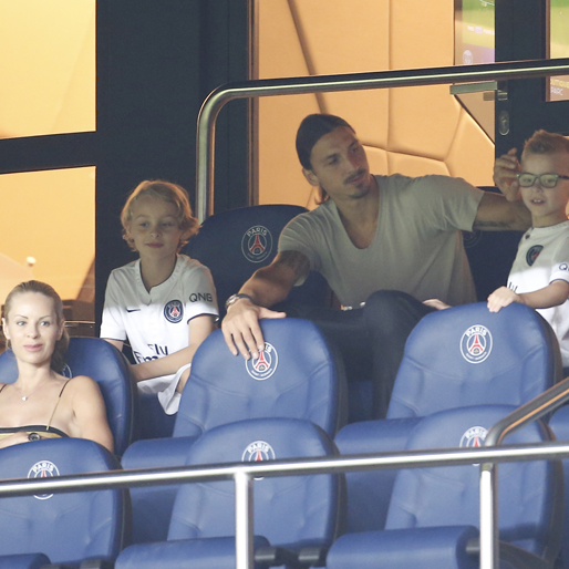 Helena Seger, Zlatan Ibrahimovic och sönerna Maximillian och Vincent kollar på fotboll i Paris. Helena Seger, Zlatan Ibrahimovic och sönerna Maximillian och Vincent kollar på fotboll i Paris.