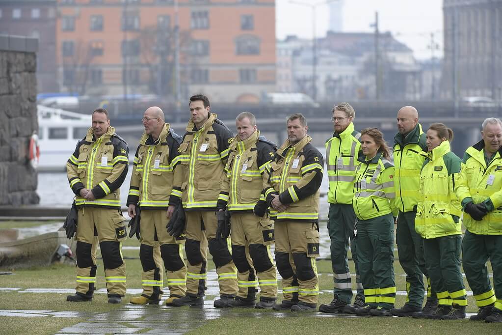 Personer från räddningstjänst och sjukvårdspersonal var också på plats vid stadshuset. Personer från räddningstjänst och sjukvårdspersonal var också på plats vid stadshuset.