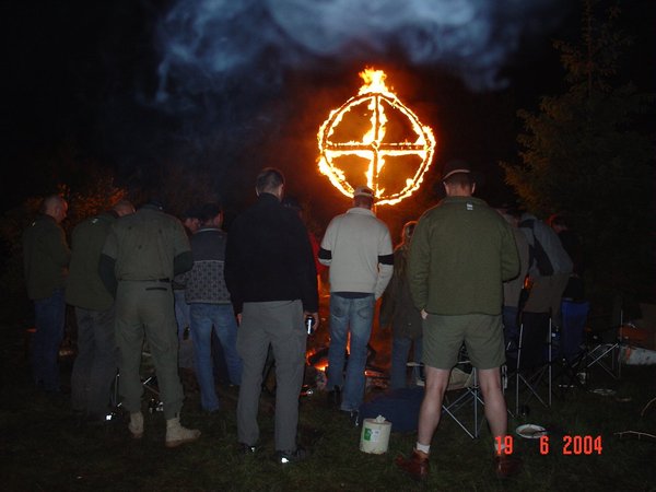 Solkorset bränns ceremoniellt av ORG-medlemmarna.