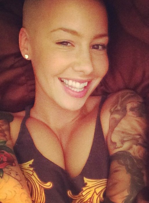 Amber Rose ligger i sängen och bränner av selfies. Amber Rose ligger i sängen och bränner av selfies.