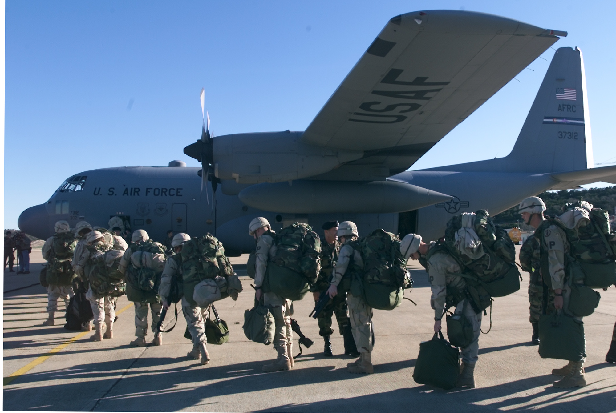 Den 6 januari 2002 flögs den amerikanska militärpolisens 401:a kompani till Guantanamo Bay i Kuba. USA hade byggt en fängelseanläggning med maximal säkerhet i efterdyningarna av 11:e september attackerna. Fångarna skulle uteslutande vara Talibaner och al- Den 6 januari 2002 flögs den amerikanska militärpolisens 401:a kompani till Guantanamo Bay i Kuba. USA hade byggt en fängelseanläggning med maximal säkerhet i efterdyningarna av 11:e september attackerna. Fångarna skulle uteslutande vara Talibaner och al-