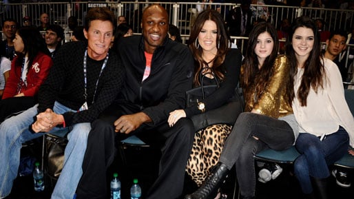 Bruce Jenner år 2011, här med döttrarna Kendall och Kylie Jenner, samt styvdottern Khloe Kardashian med sin dåvarande make Lamar Odom.
