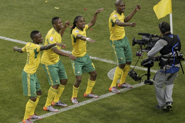 Sydafrika gjorde mästerskapets första mål. Här firar de på sitt alldeles egna sätt - med en fin dans. Även Frankrike spelade i dag och även den matchen slutade med ett kryss.