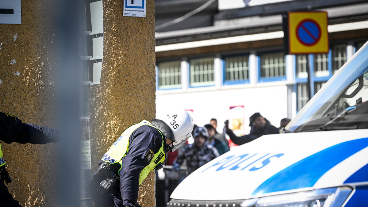 Kravallpolis på plats i Rinkeby på långfredagen.