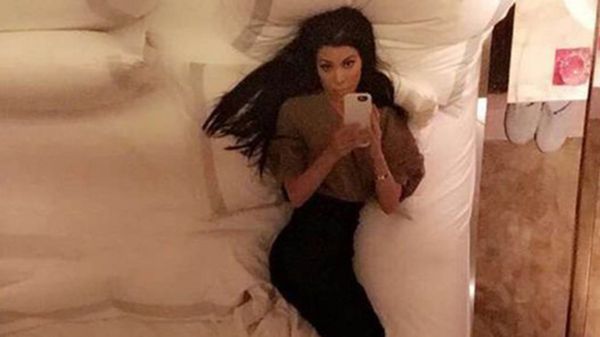 Kourtney Kardashian tar en selfie i hotellets takspegel.