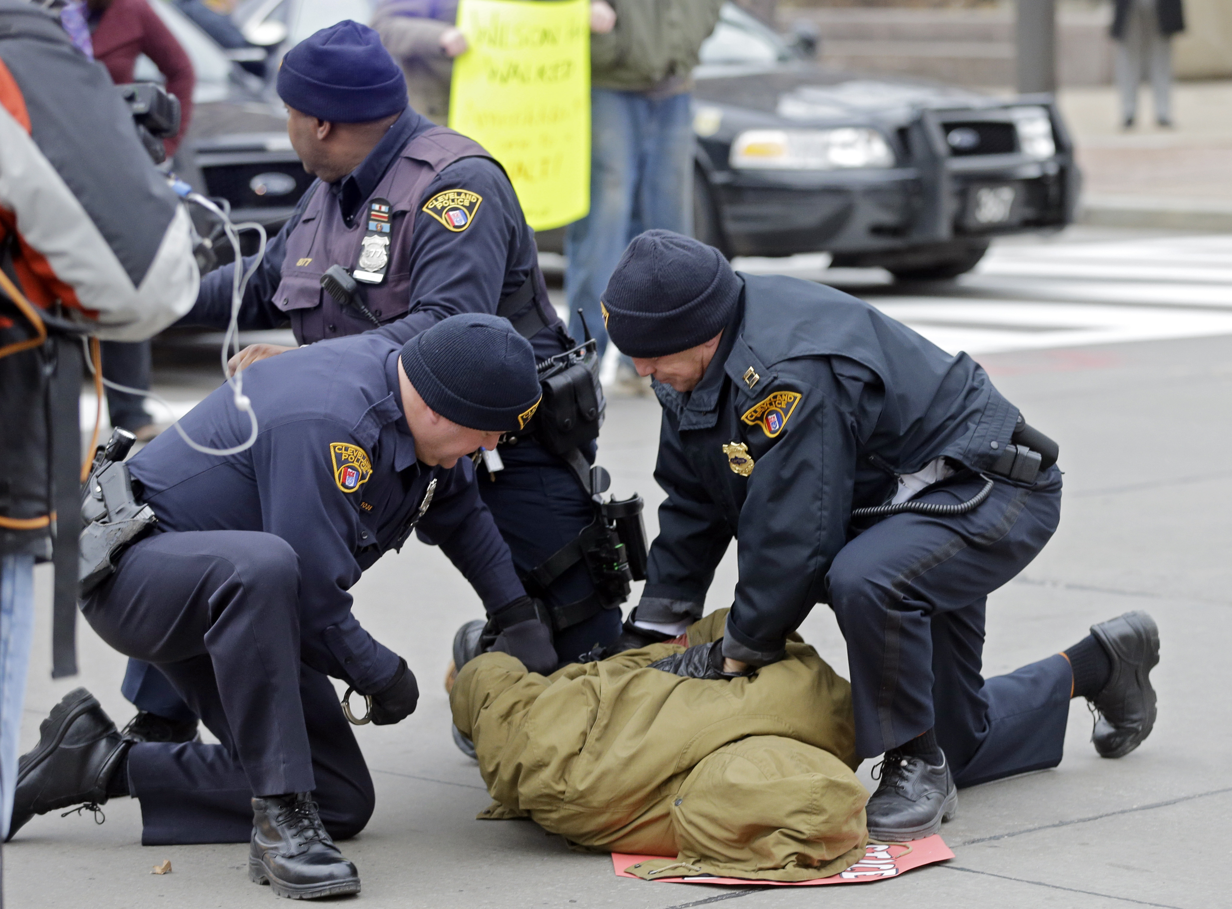 Polisen arresterar demonstranter som protesterar mot dödsskjutningen av Tamir Rice.