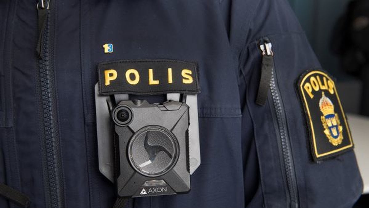 En svart kamera som sitter på en polis bröstficka