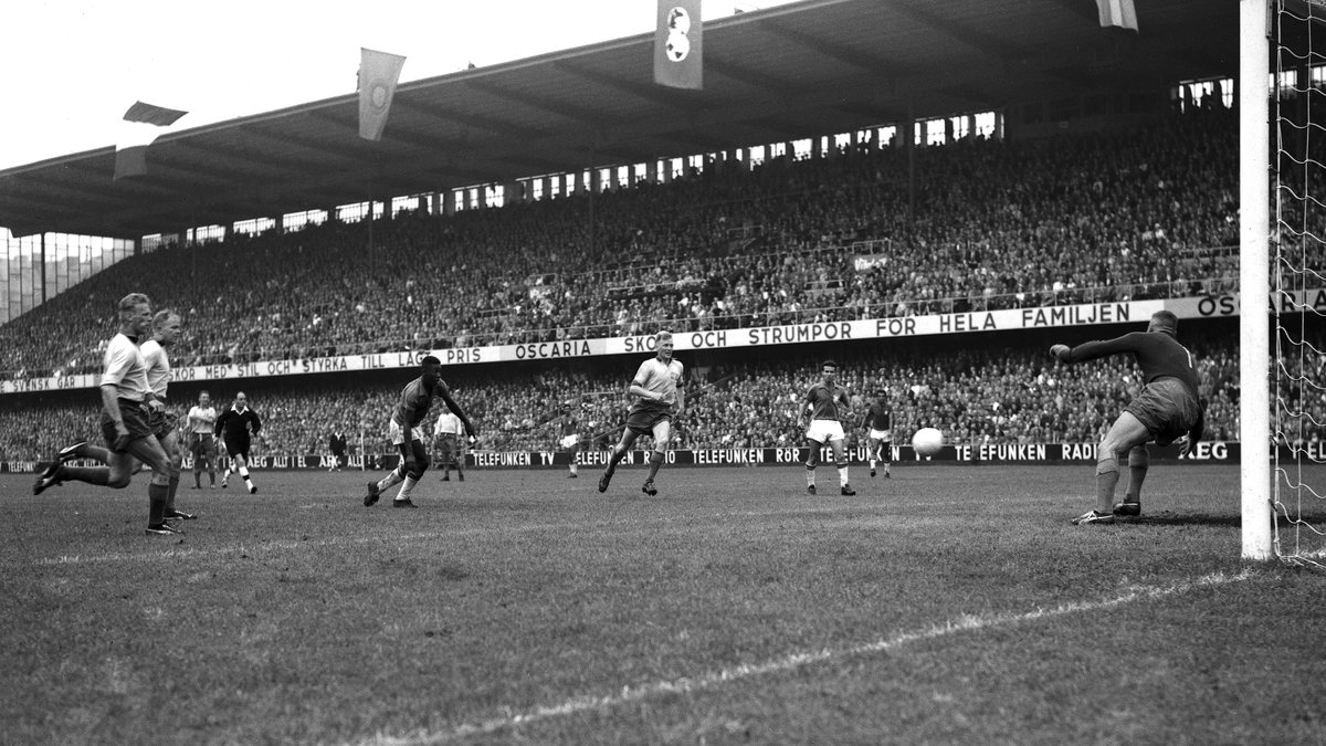 1958: Pelé slår till under VM-finalen.