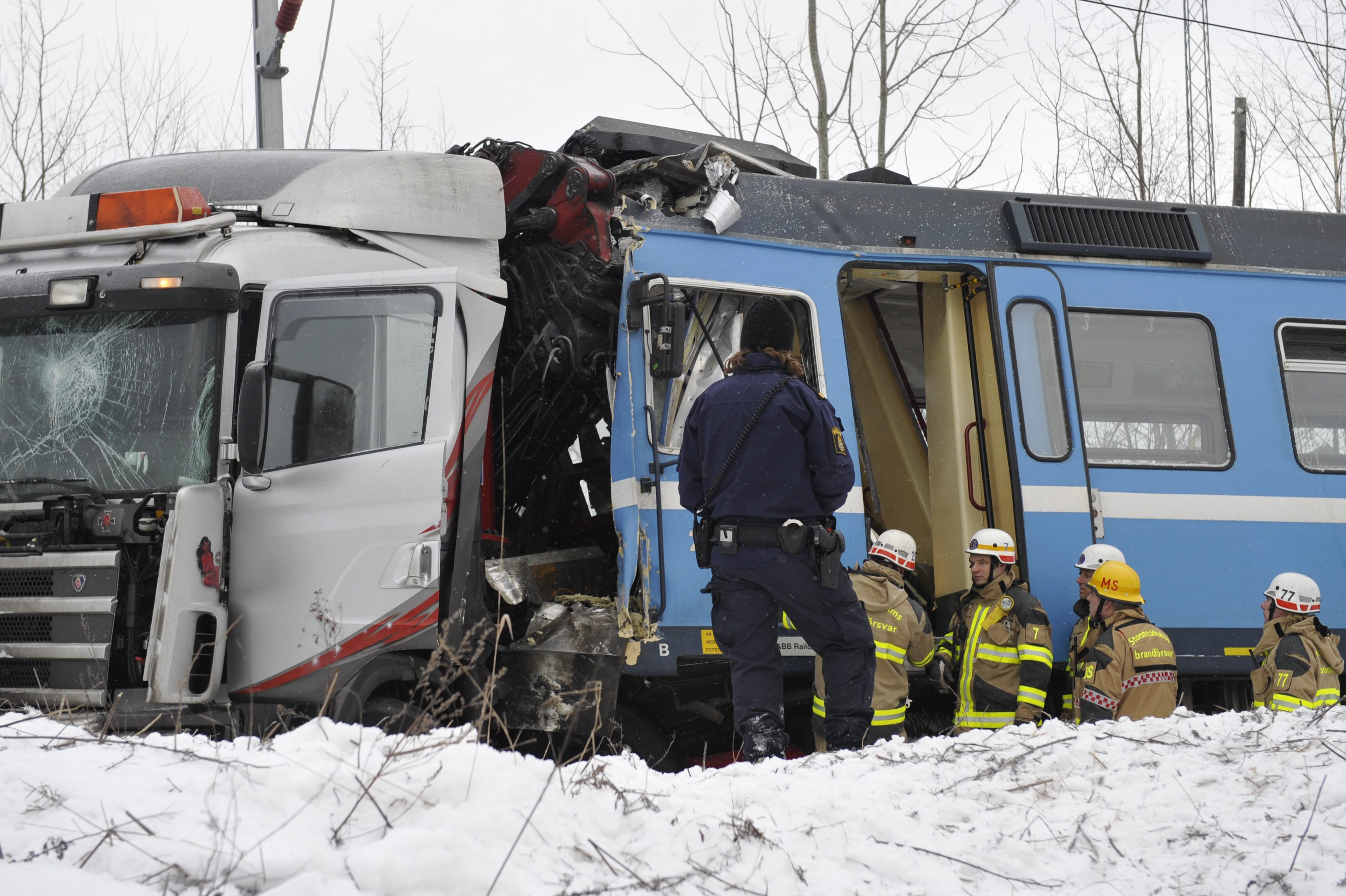 Kollisionen mellan tåget och lastbilen inträffade klockan 07:24 i morse. Olyckan inträffade i höjd med en korsning i Rydbo. 