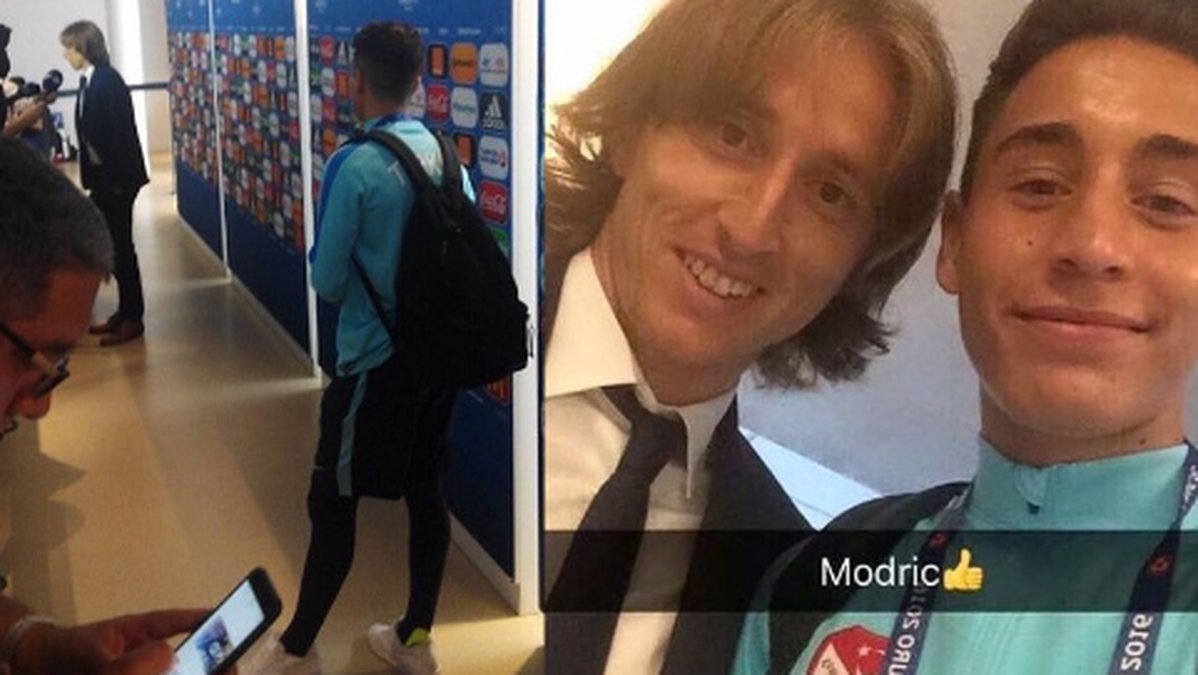 Emre mot tog en selfie med Luca Modric. 