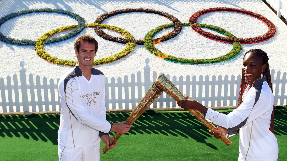 Tennisspelarna Venus Williams och Andy Murray har löpt med elden en bit på vägen i London.
