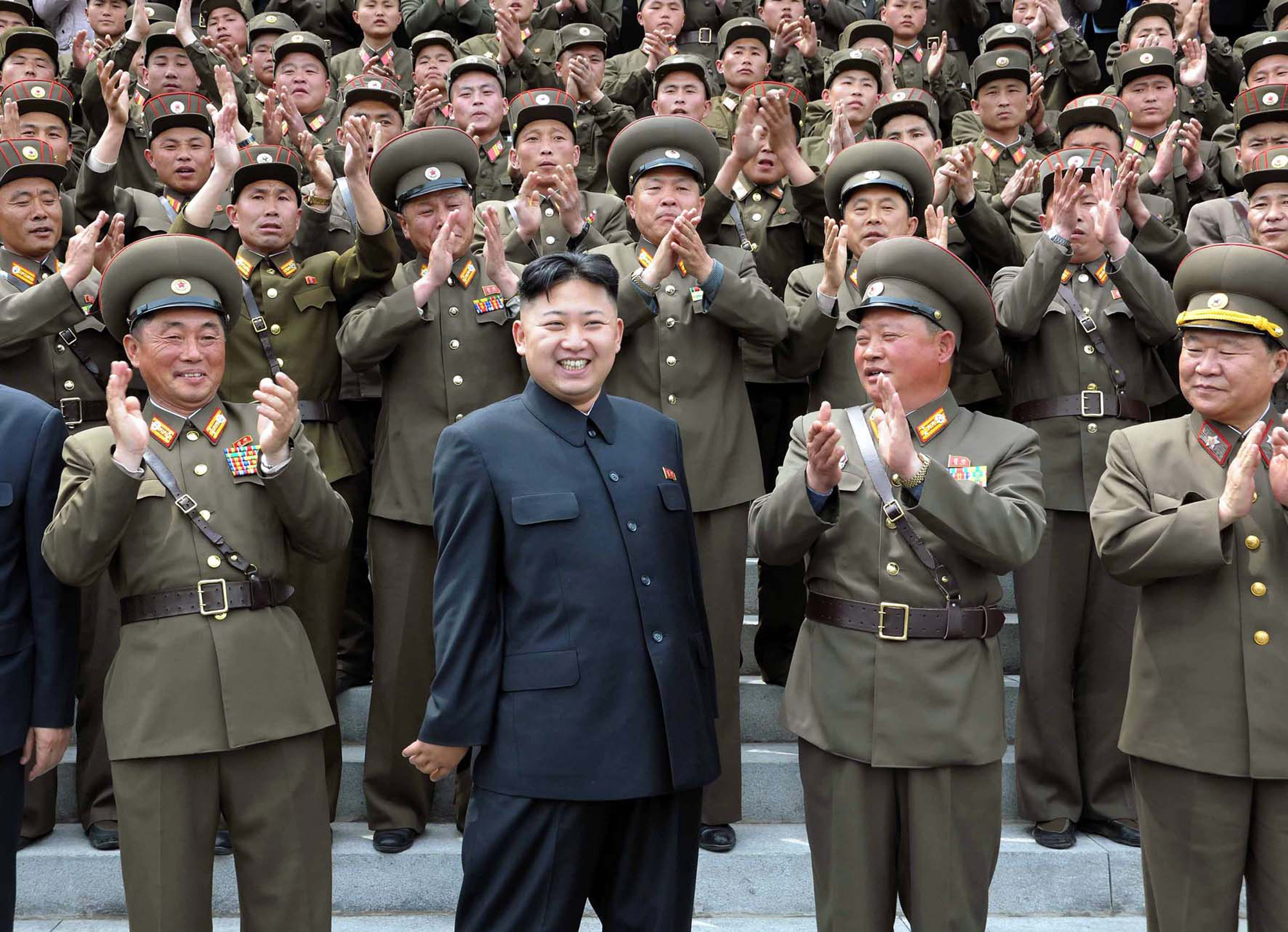Nordkoreas nye ledare Kim Jong Un får applåder av militären.