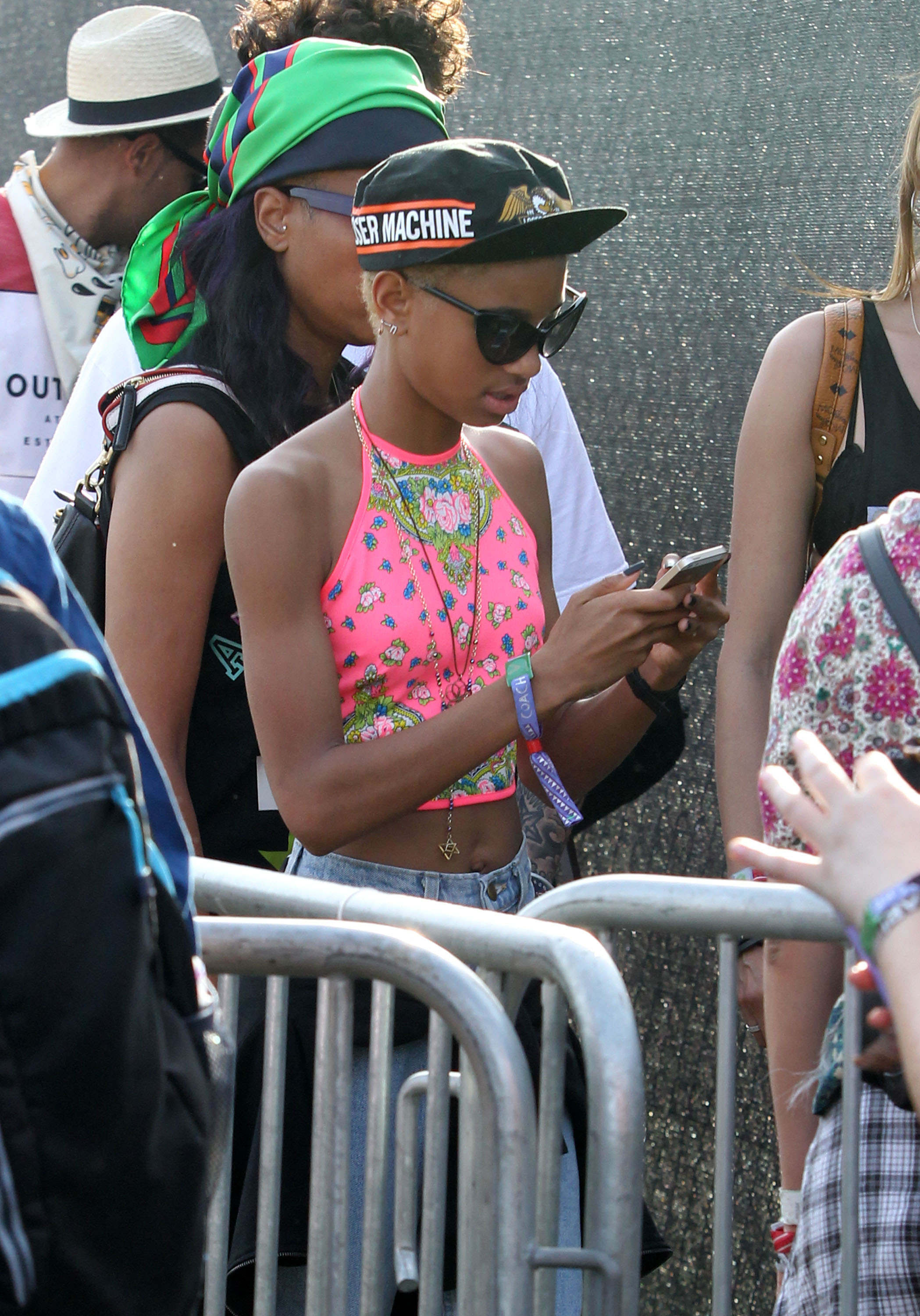 Willow Smith stod och smsade. Willow Smith stod och smsade.