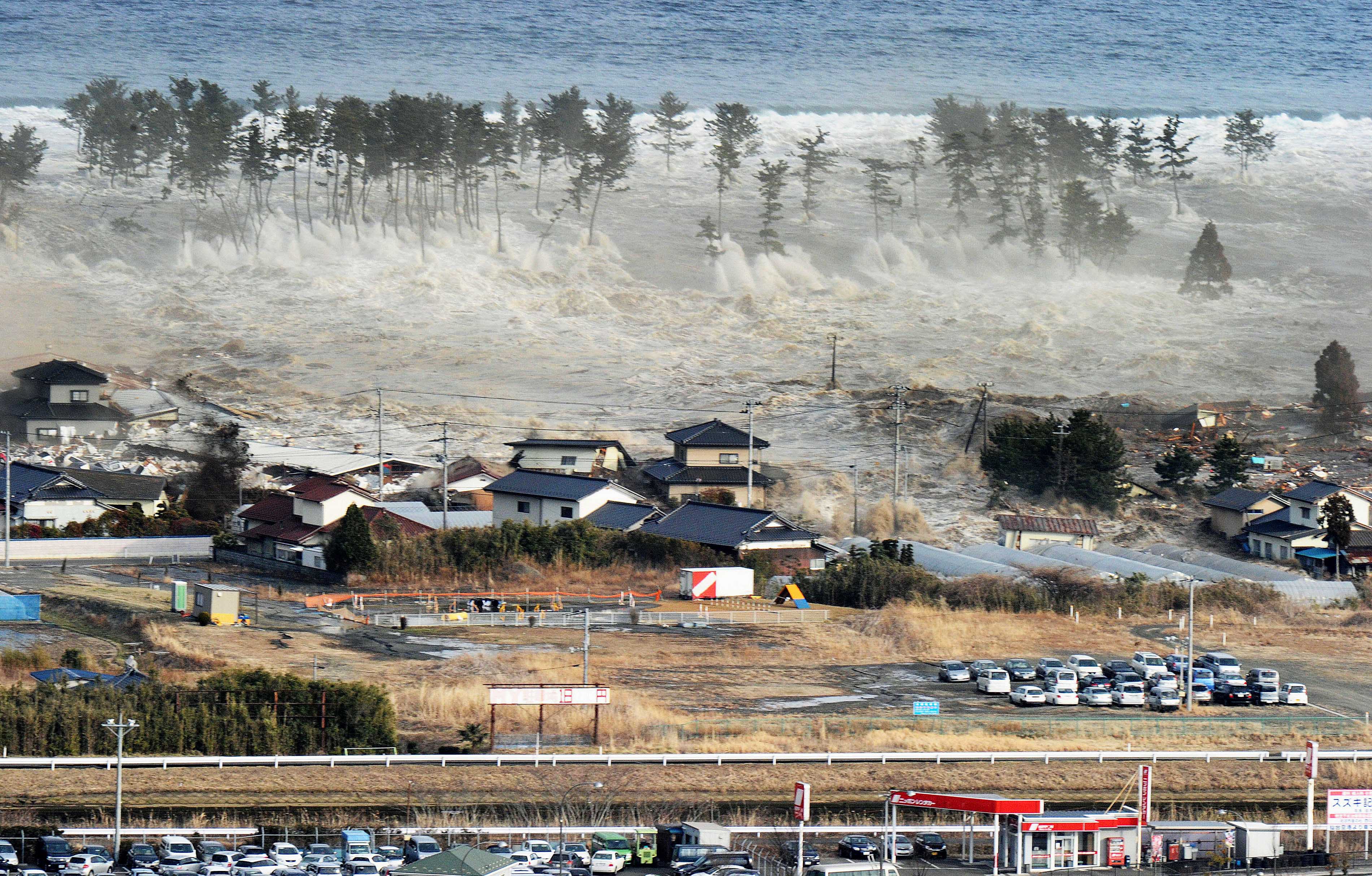 Myndigheter gick direkt ut med en varning om en gigantisk tsunamivåg. Den träffade japanska kusten i närheten av skalvet klockan 15.00.