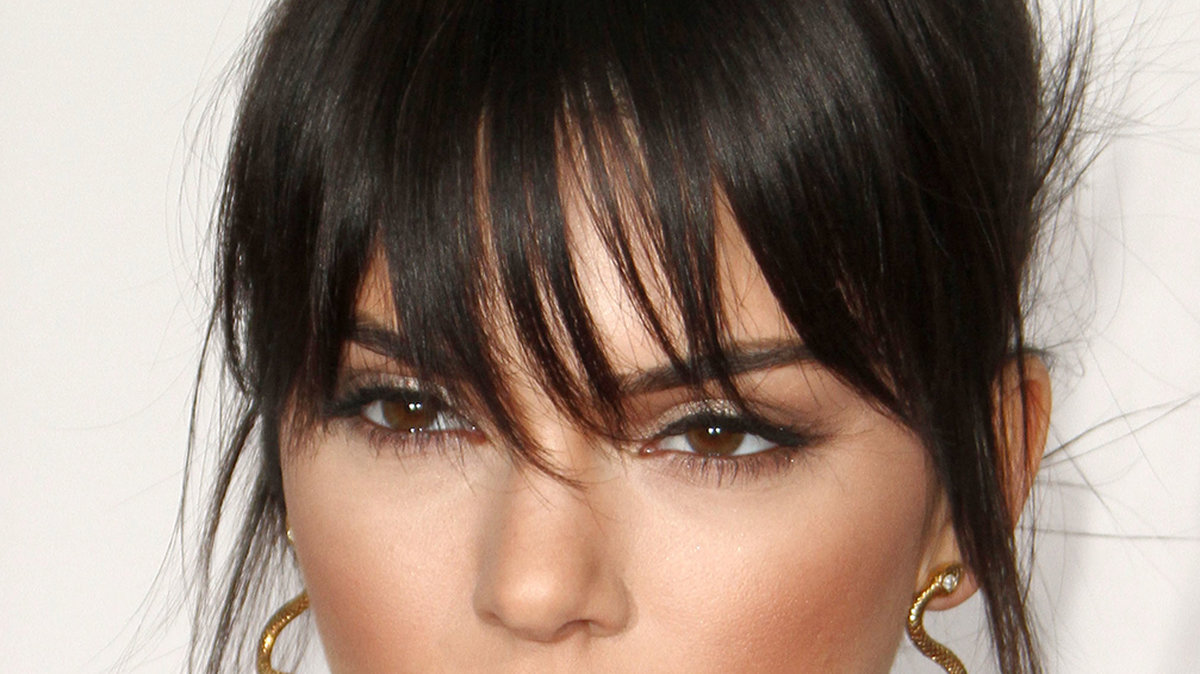 Kendall Jenner har en fast blick.