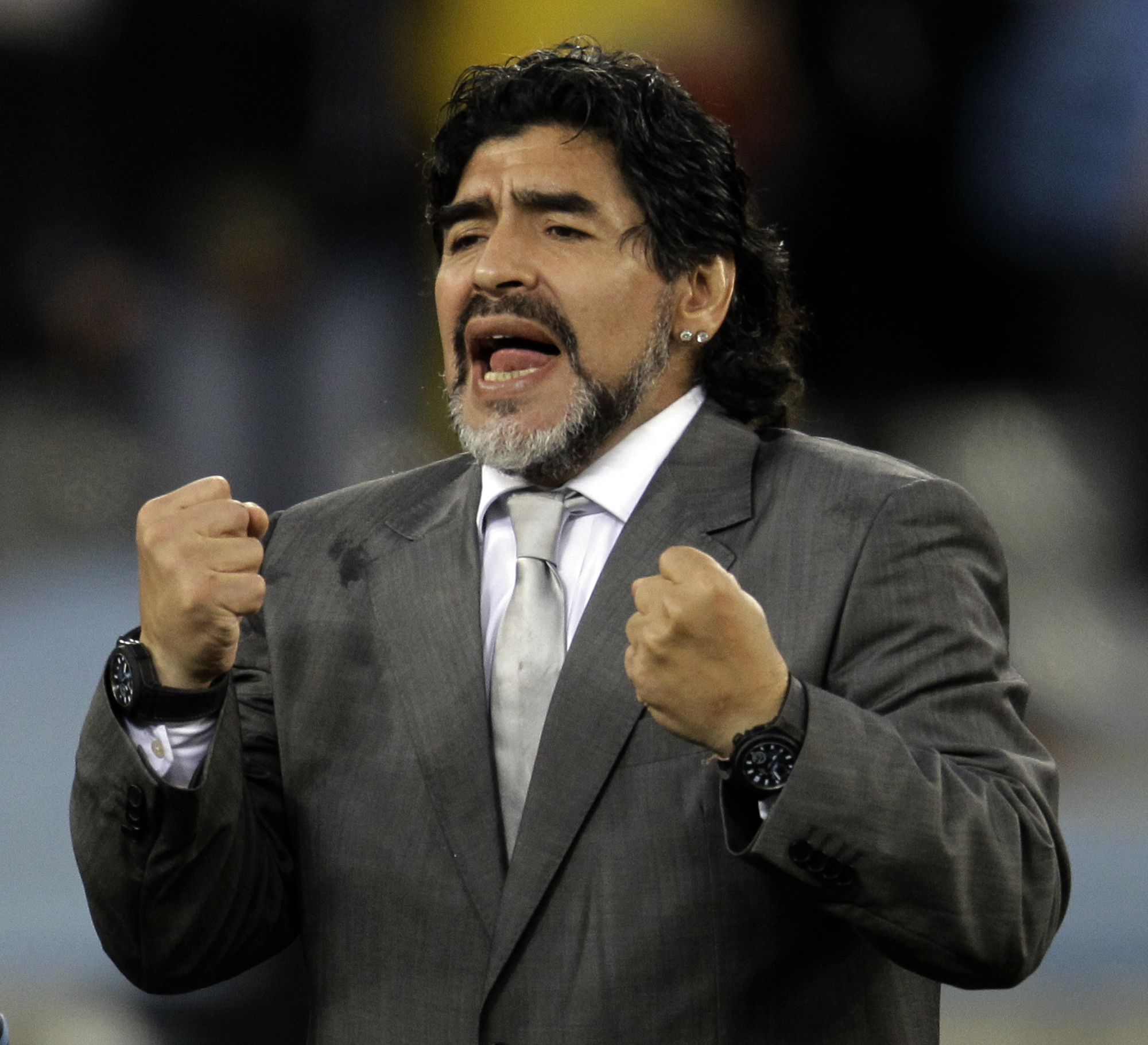 Maradona stannar kvar i landslaget.