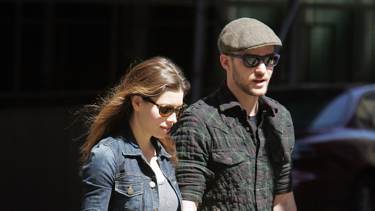 Justin och Jessica på solig promenad i New York.