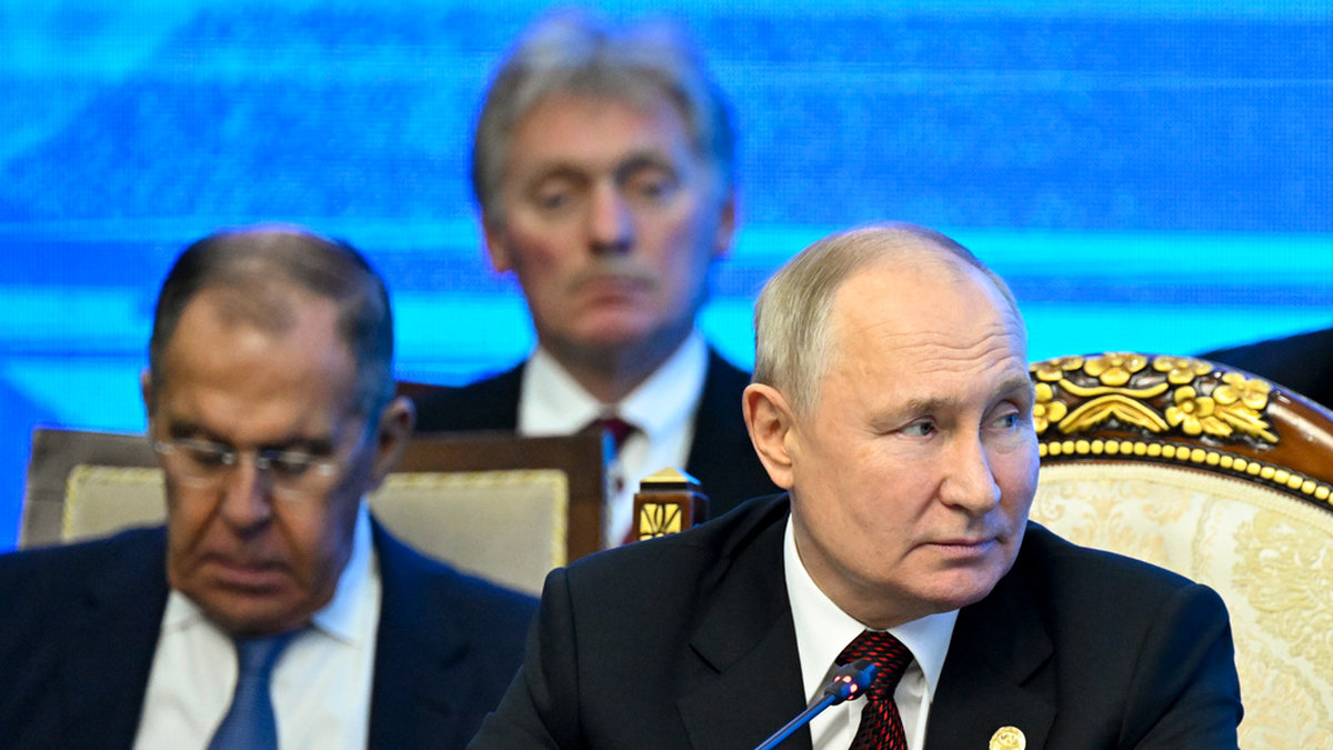 Rysslands president Vladimir Putin i förgrunden. Till vänster i bild sitter utrikesminister Sergej Lavrov och längst bak presstalespersonen Dmitrij Peskov. Arkivbild.