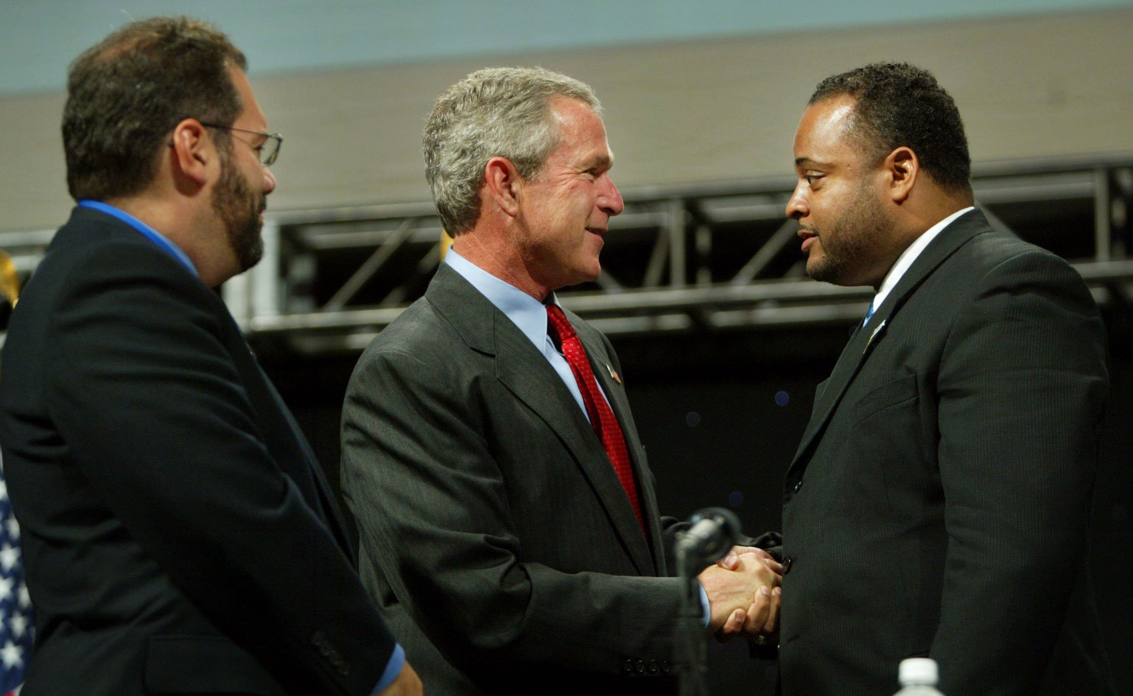 Roland Martin skakar hand med George W Bush.