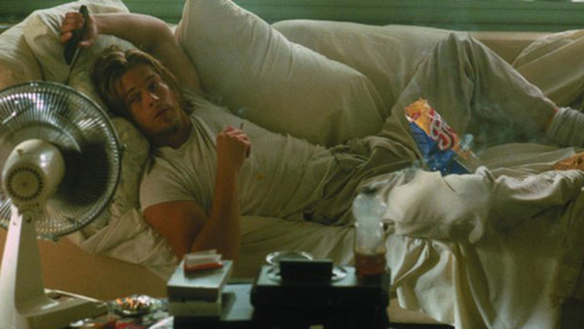 Brad Pitt ägnade hela 90-talet åt att sitta i soffan och röka på. Här ser vi honom i filmen True Romance. 