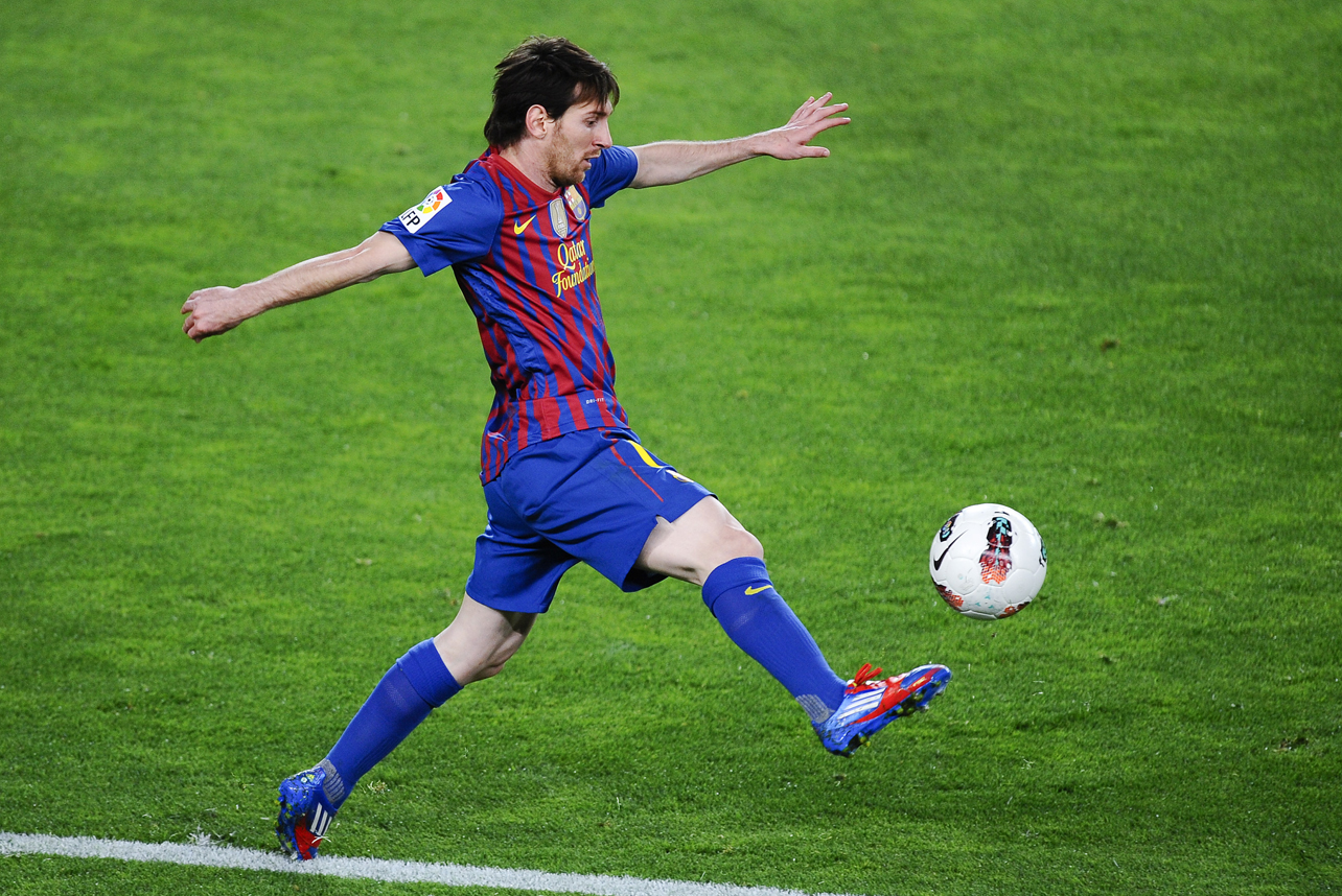 50. Lionel Messi krossade rekordet för flest mål gjorde för en Europeisk klubb 2012. 68 mål gjorde 24-åringen - då hade det förra rekordet suttit i hela 39 år. Det finns ingen som inte vill sponsra den här hunken.