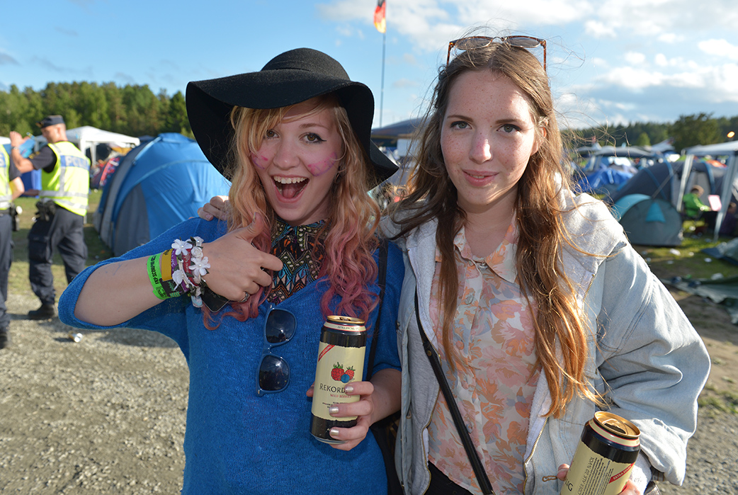"Jag har de här festivalbanden i två år. Det bästa med festival är att alla är så positiva och man kan vara sig själv" säger Astrid Arnamo med vännen Rebecka Johansson. "Jag har de här festivalbanden i två år. Det bästa med festival är att alla är så positiva och man kan vara sig själv" säger Astrid Arnamo med vännen Rebecka Johansson.