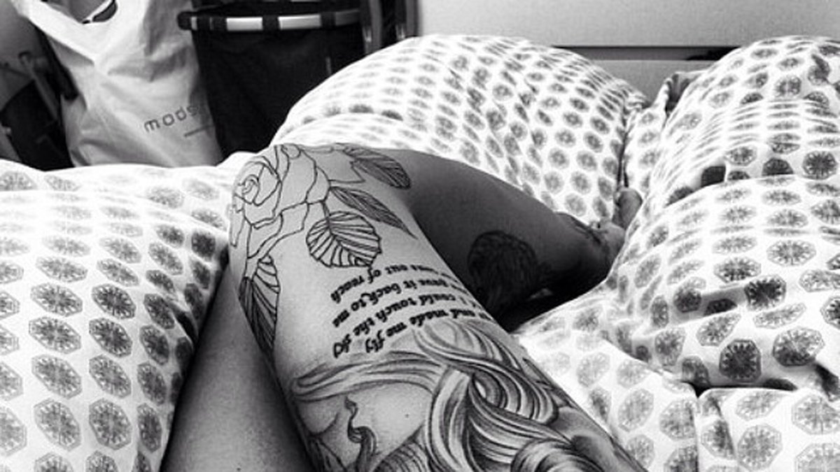 – Intresset för tatueringar började genom min pappa som är tatuerare och växte fram mer och mer när kompisar började tatuera sig, säger han. 
