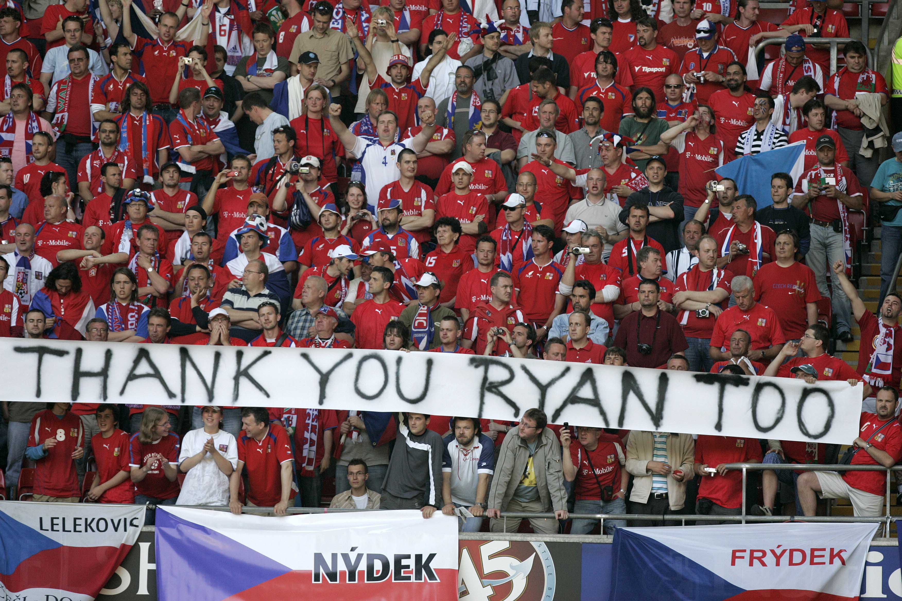 2008, 35 år gammal slutade Ryan Giggs i landslaget. Då hedrades han till och med av den tjeckiska publiken.   