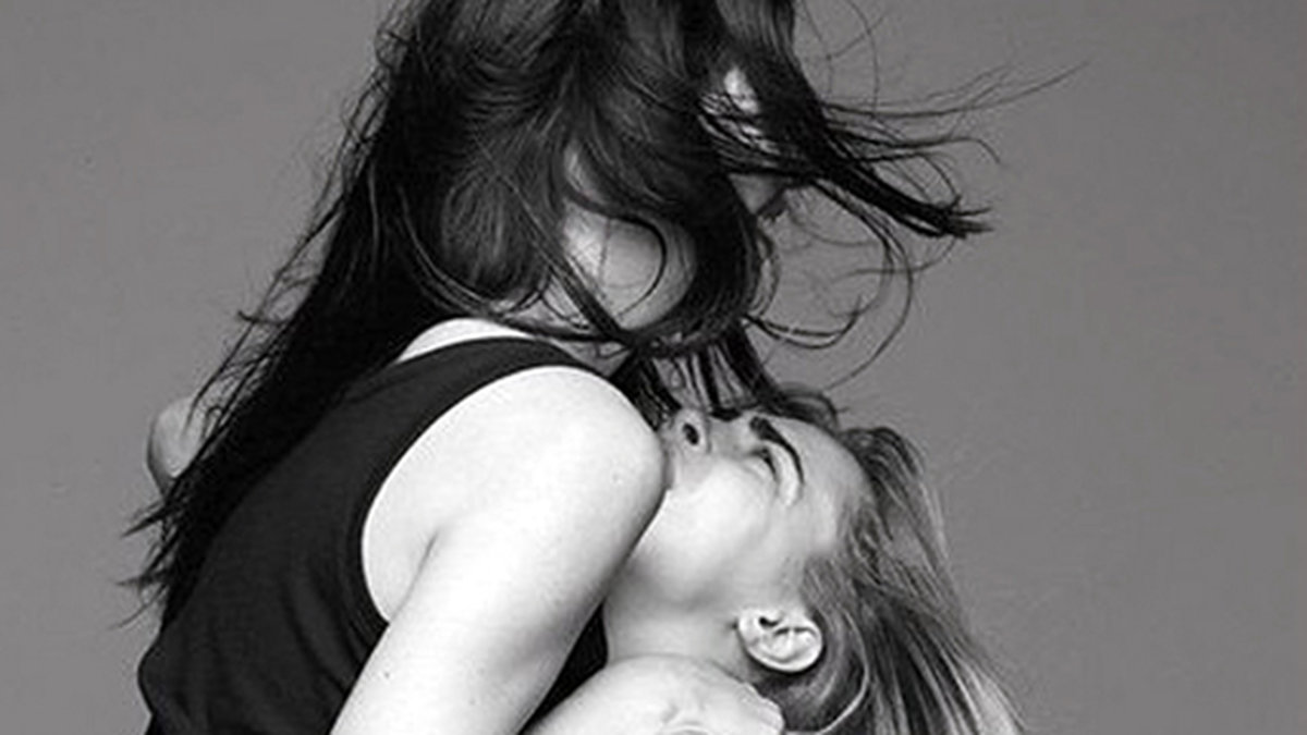 Kendall och Cara på omslaget till Love.