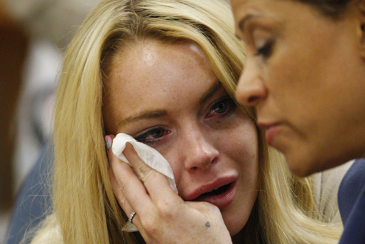 Lindsay torkar sina tårar i rätten.
