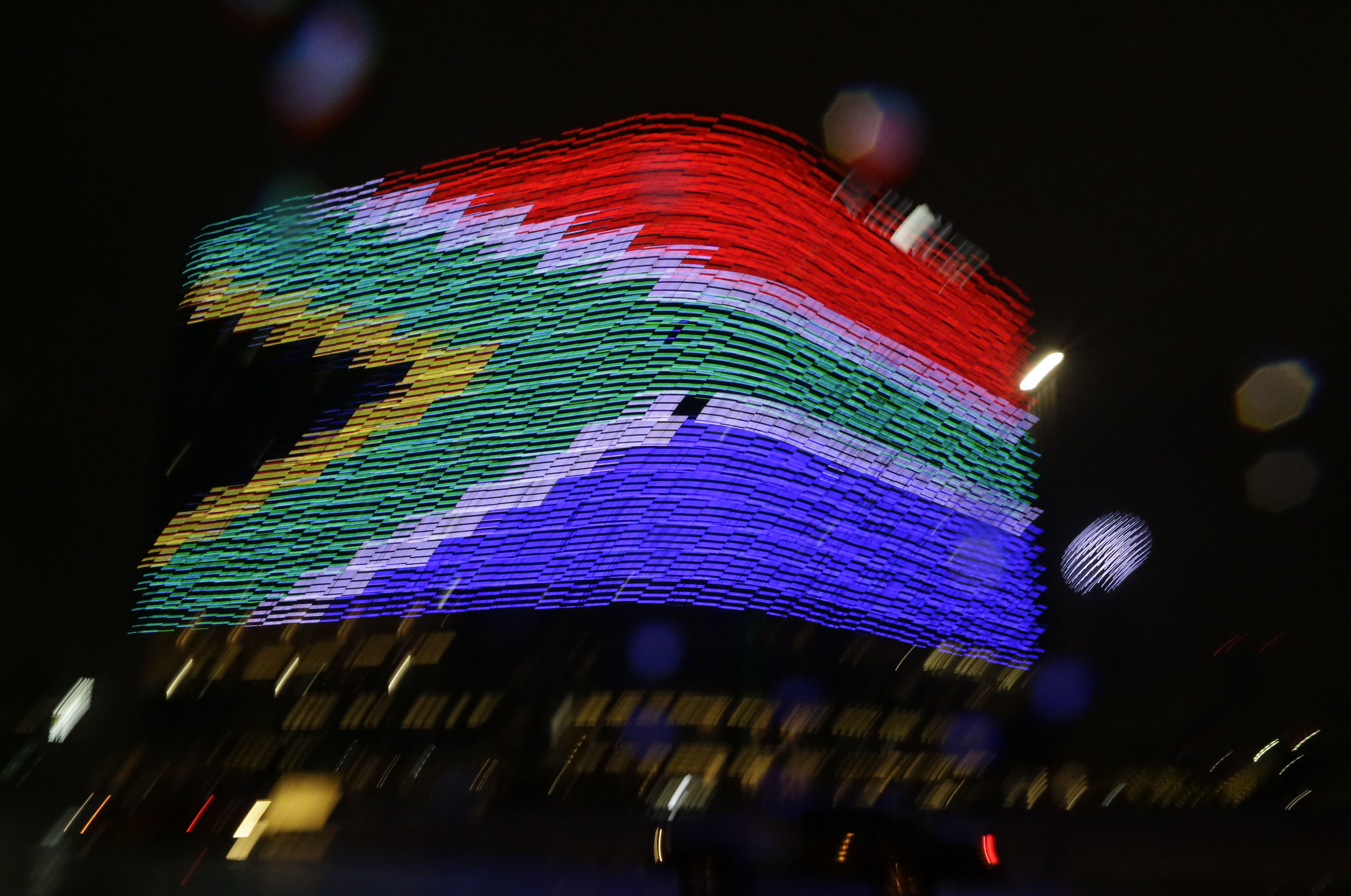 Även på andra platser i världen hedrades Madiba. Det här hotellet i amerikanska Dallas valde att projicera den sydafrikanska flaggan på sin fasad. Även på andra platser i världen hedrades Madiba. Det här hotellet i amerikanska Dallas valde att projicera den sydafrikanska flaggan på sin fasad.