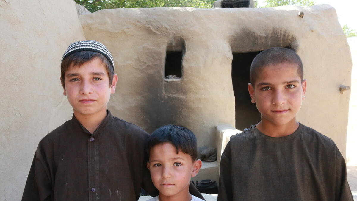 Syskonen Fahim 10, Nasim 9 och Ramazan 8 bor i provinsen Balkh i norra Afghanistan. Familjen är beroende av jordbruk men de senaste årens torka har gjort att de inte kan försörja sig eller ordna mat.