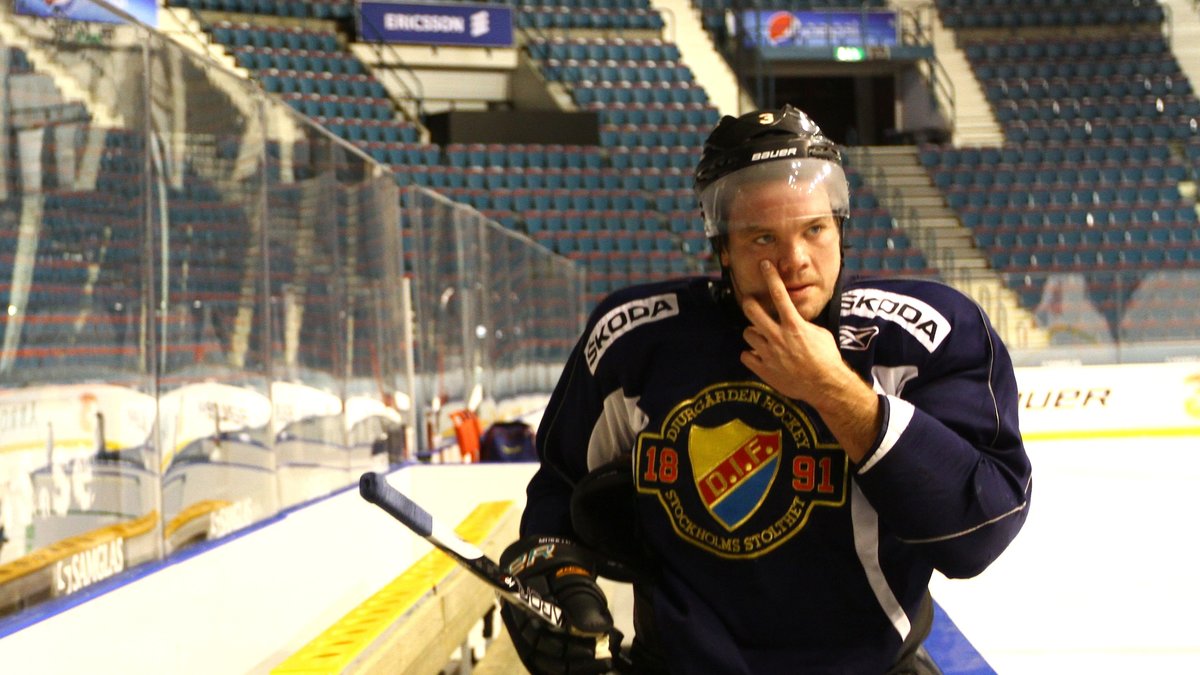 Douglas Murray spelade med Djurgården under NHL-lockouten.