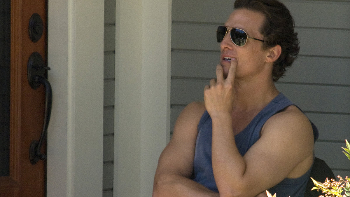 Matthew McConaughey spänner musklerna. 