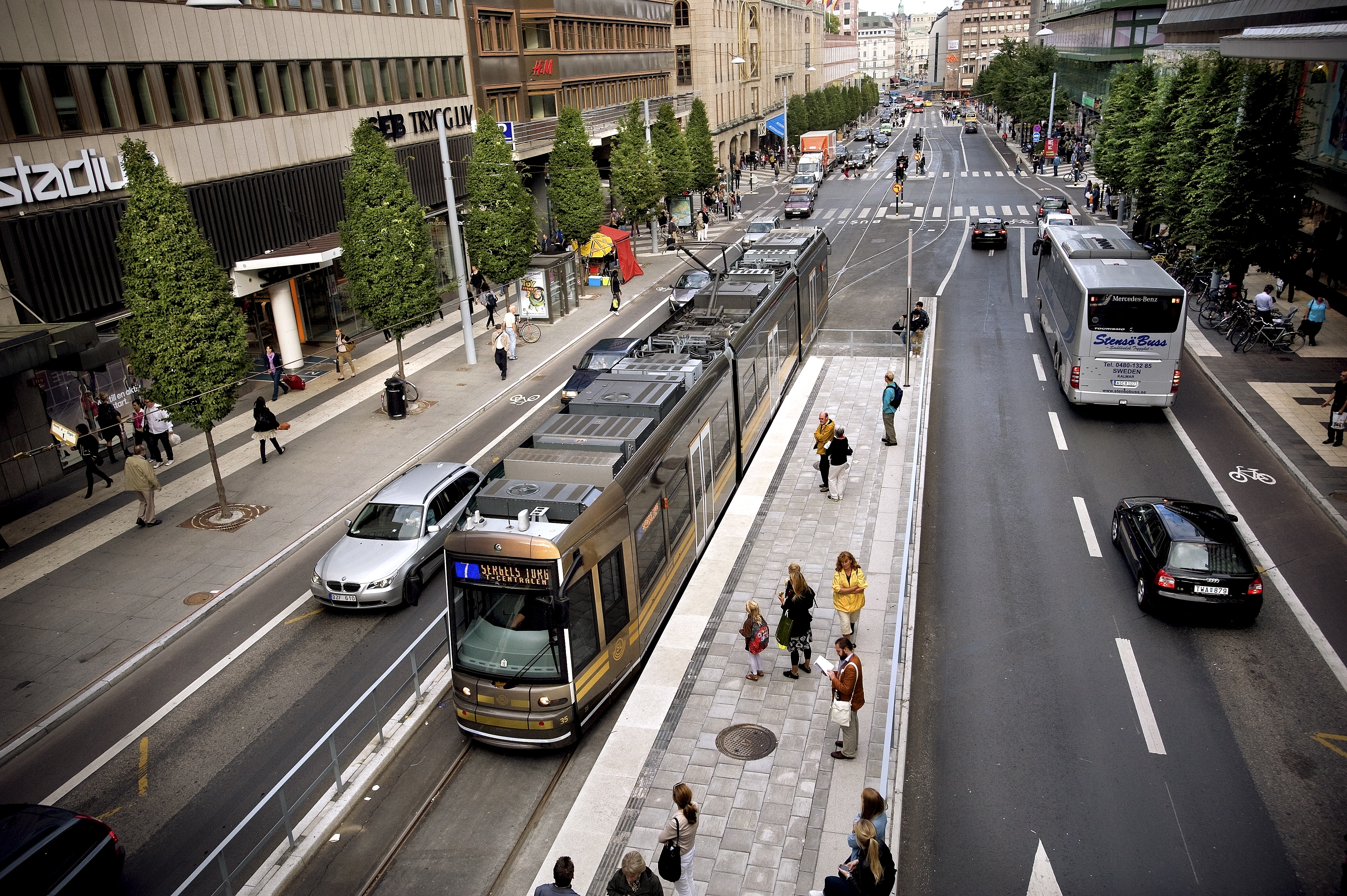 Utbyggnaden av spårvagnslinje 7 har kritiserats för att vara onödig då sträckan redan trafikeras av buss och tunnelbana.
